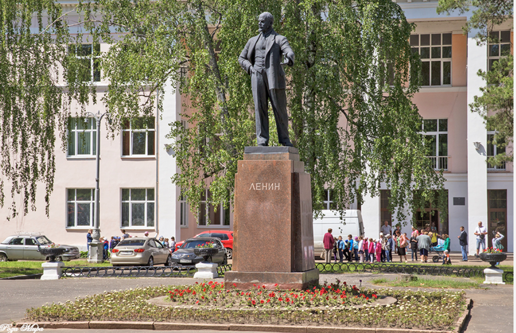Памятник В.И.Ленину возле Дома культуры